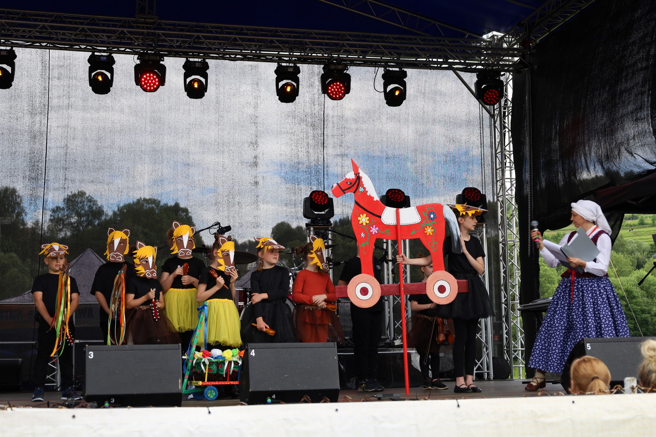 Obraz przedstawiający Święto Zabawki Ludowej w Stryszawie. Kolorowe serce Małopolski bije drewnem.