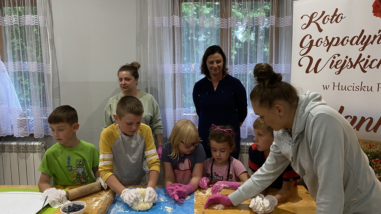 Obraz przedstawiający Pierogi, popcorn i uśmiechy – rodzinne warsztaty z Kołem Gospodyń Polanka