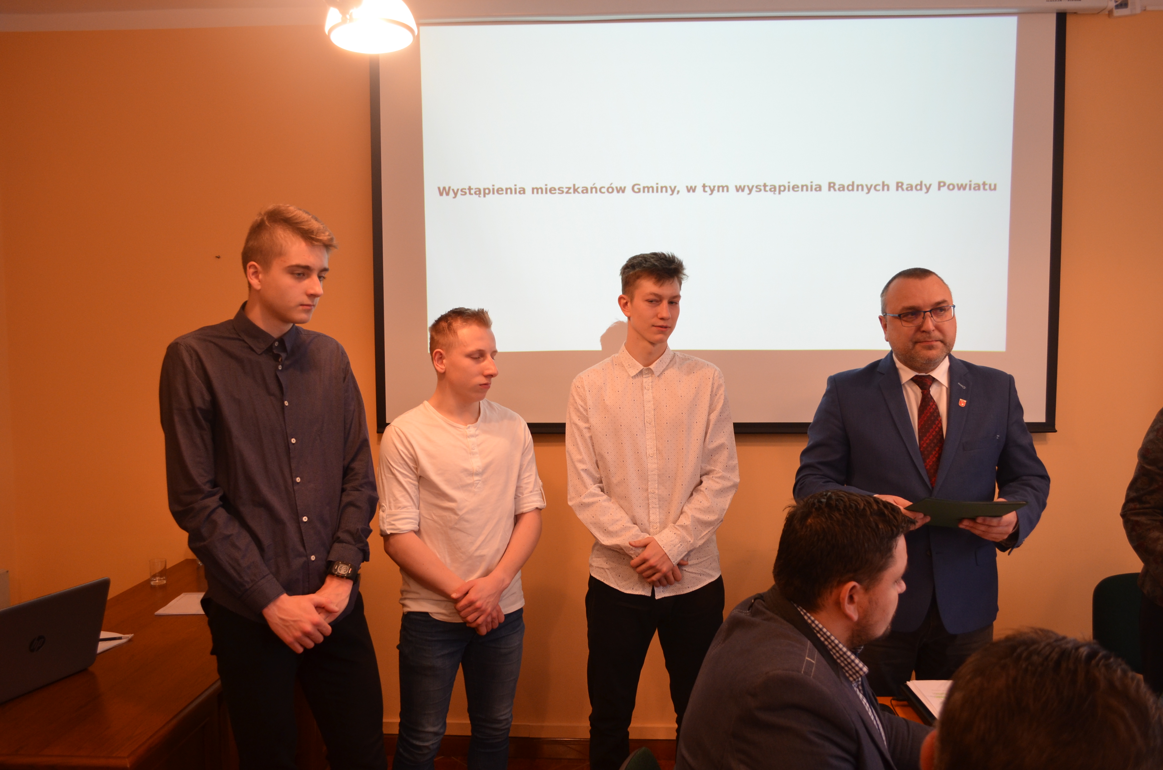 Obraz przedstawiający Zawodnicy UKS Bieganie.pl oraz ich trener nagrodzeni przez Wójta Gminy Stryszawa