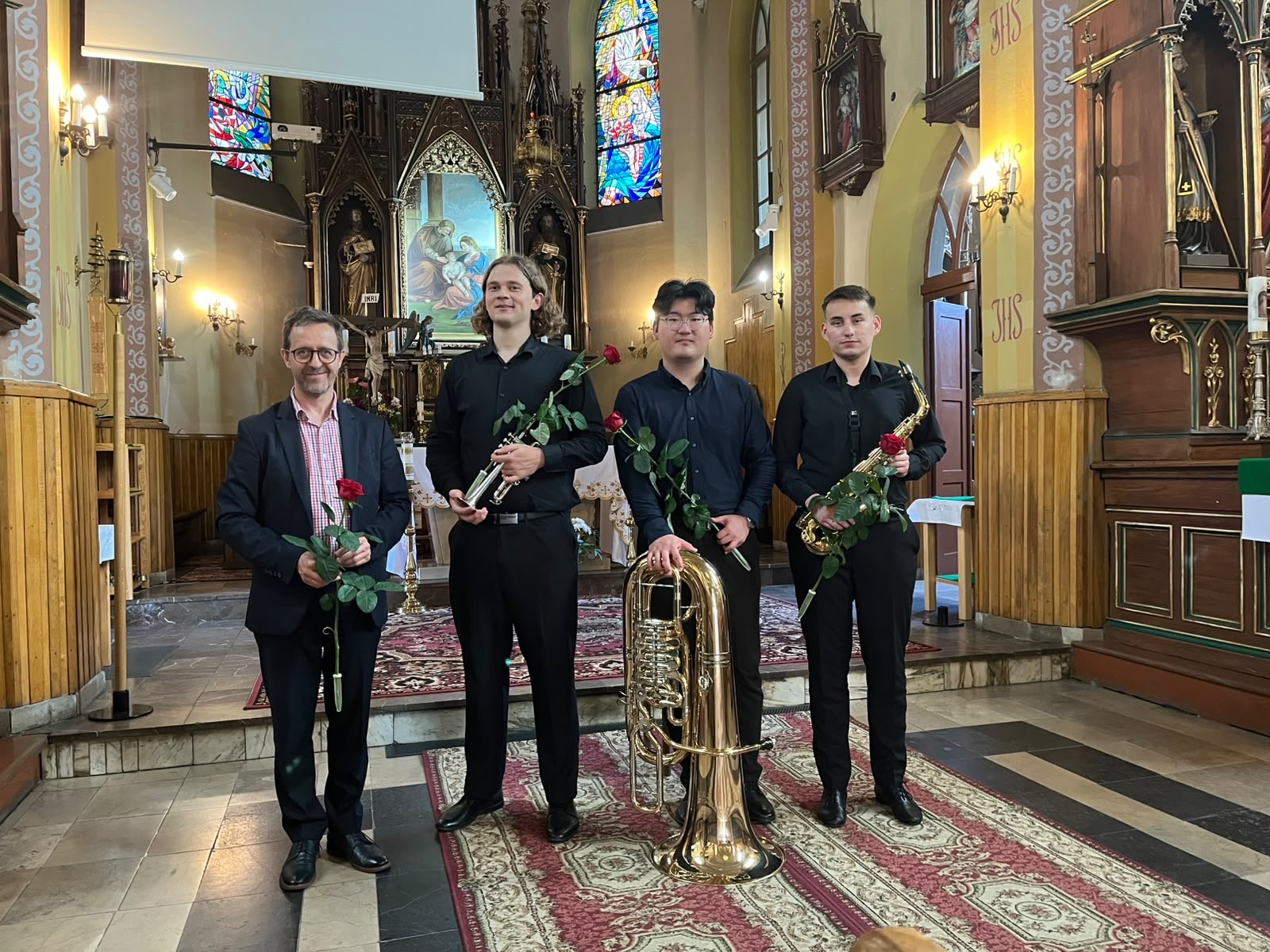 Obraz przedstawiający Muzyka organów, trąbki i tuby zabrzmiała w Stryszawie.