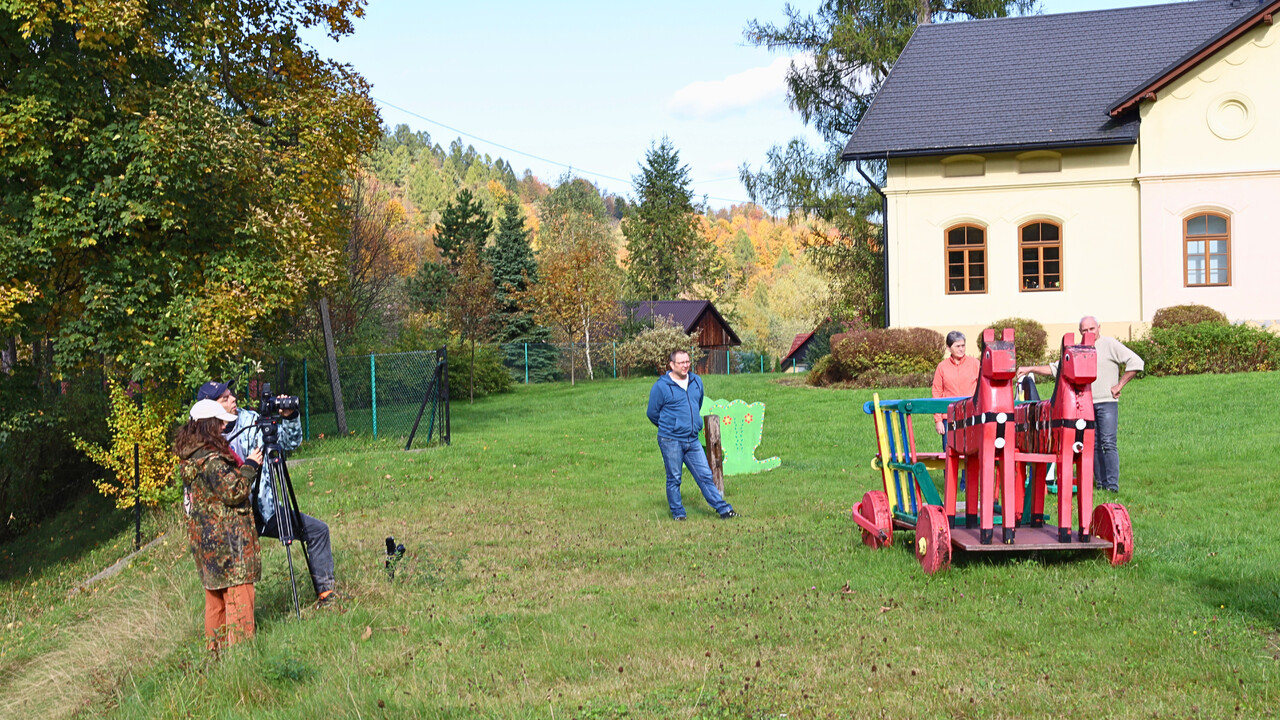Obraz przedstawiający Powstaje film o tradycyjnym zabawkarstwie drewnianym