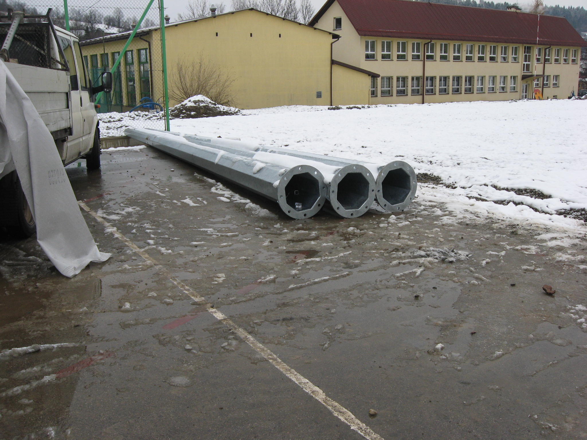 Obraz przedstawiający Budowa oświetlenia boiska sportowego w Lachowicach