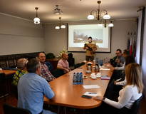 Obraz przedstawiający Szkolenia z zakresu ochrony ludności i obrany cywilnej dla pracowników JST, sołtysów, OSP oraz KGW