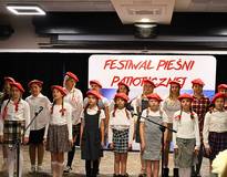 Obraz przedstawiający IV Festiwal Pieśni Patriotycznej