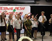 Obraz przedstawiający IV Festiwal Pieśni Patriotycznej