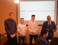 Obraz przedstawiający Zawodnicy UKS Bieganie.pl oraz ich trener nagrodzeni przez Wójta