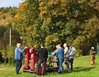 Obraz przedstawiający Powstaje film o tradycyjnym zabawkarstwie drewnianym